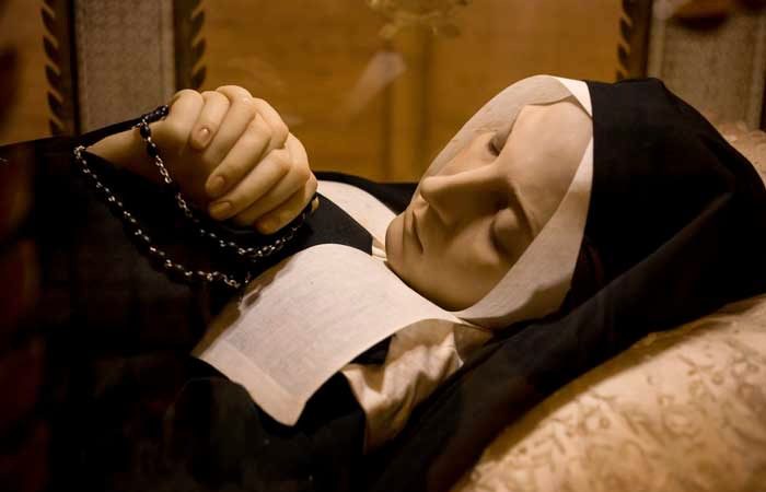 震驚科學家！法國聖女過世130多年「卻只像睡著一般」