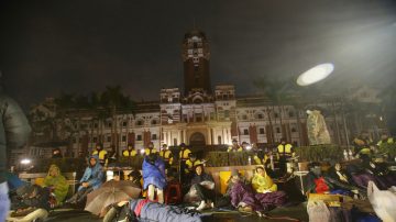 台勞基修法角力 時力轉戰總統府 民進黨輪班夜宿立院