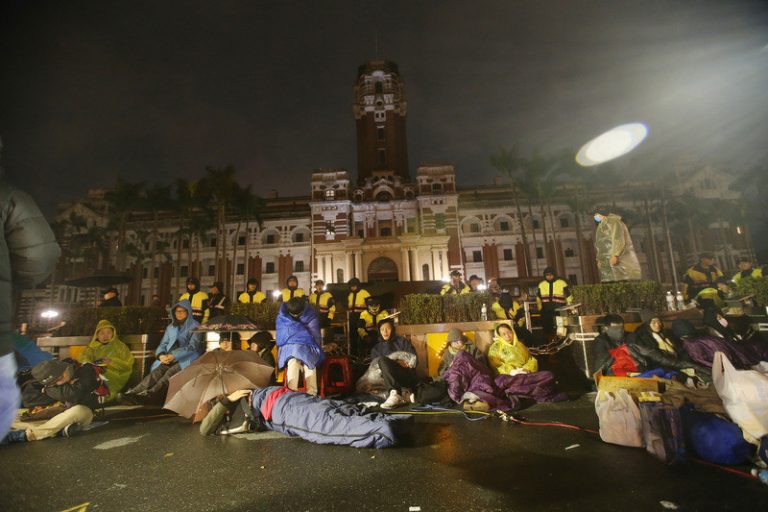 台勞基修法角力 時力轉戰總統府 民進黨輪班夜宿立院