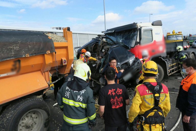 奪命夾擊 台國道大貨車連環撞釀1死1傷