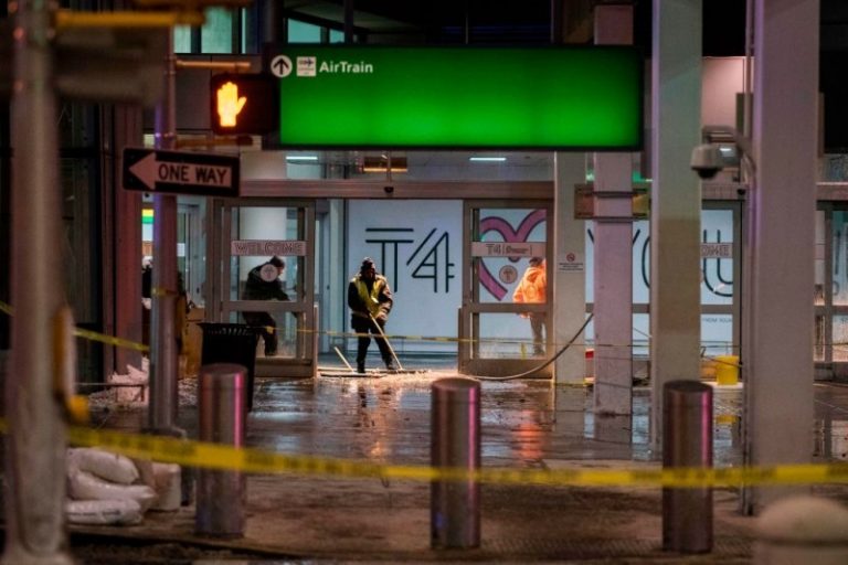 暴風雪餘威 航班大延誤 肯尼迪機場爆水管