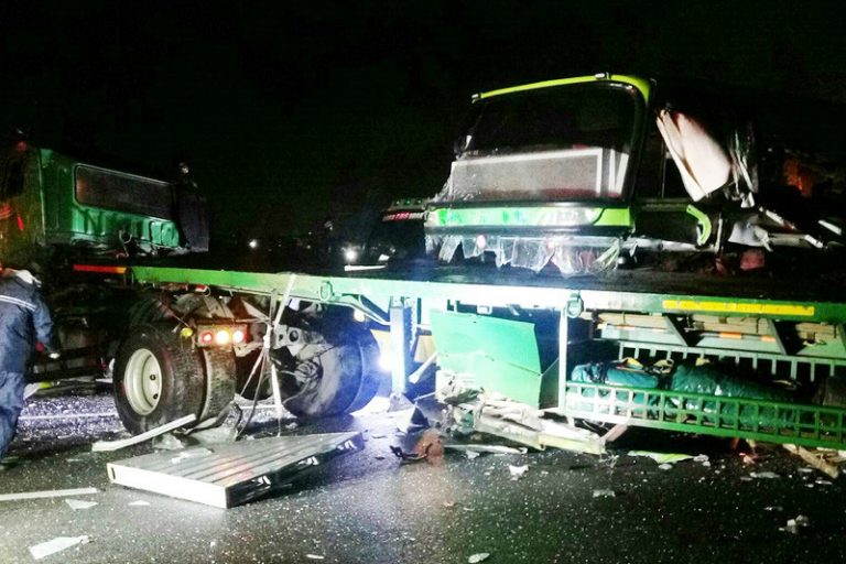 不忍卒睹！統聯撞上事故拖板車 駕駛當場亡