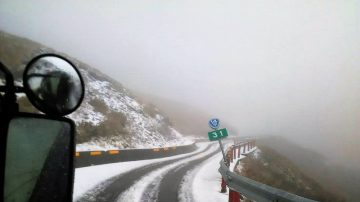 寒流襲台 雪山積雪 合歡山路結冰需掛雪鏈