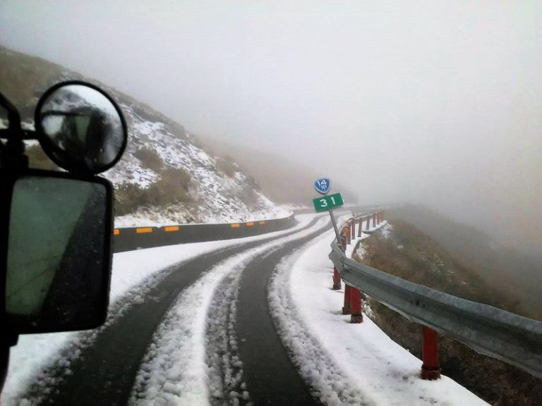 寒流襲台 雪山積雪 合歡山路結冰需掛雪鏈
