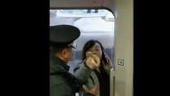 老公遲到 合肥小學女教導主任強阻高鐵發車（視頻）