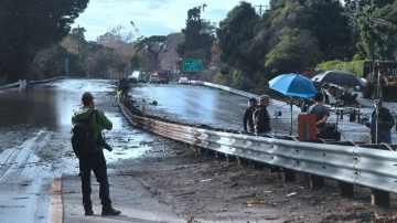 南加暴雨触发泥石流 至少13人死亡