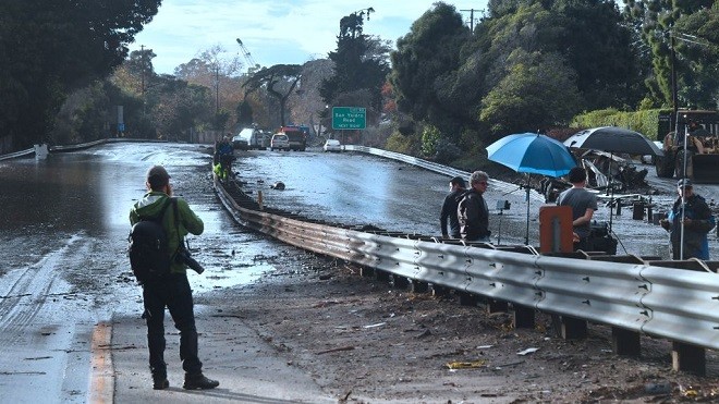 南加暴雨触发泥石流 至少13人死亡