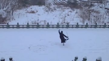 武当山道长雪地练剑 网友惊呼“高人”（视频）