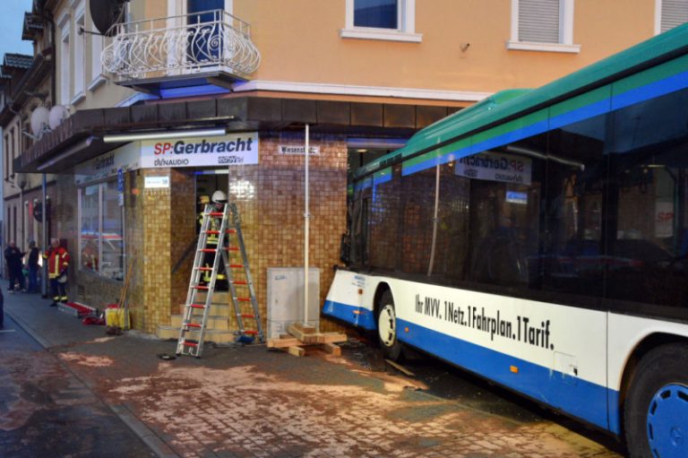 完全沒減速 德國兒童校車衝撞民宅釀48傷