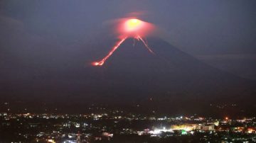 菲国马永火山喷发熔岩 已发生75次地表陷落