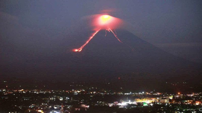 菲国马永火山喷发熔岩 已发生75次地表陷落