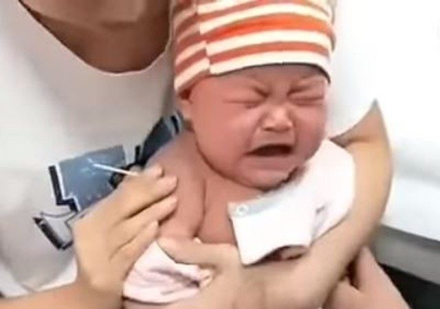 打针扎出了潜能？ 6月大的宝宝竟哭喊“真疼啊！”（视频）