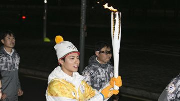 朴宝剑传圣火吸引大量粉丝 周边道路塞满人