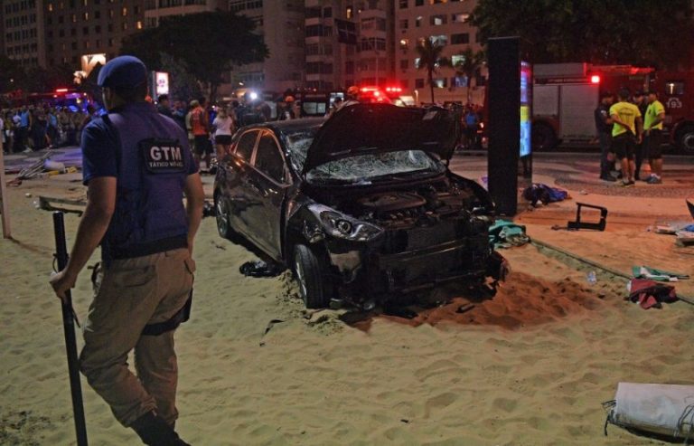 疑癲癇發作 巴西男開車衝入海灘 1嬰兒死亡15人傷