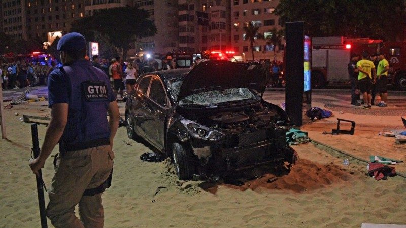 疑癲癇發作 巴西男開車衝入海灘 1嬰兒死亡15人傷
