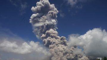 爆发在即 菲国马永火山蒸气柱高达1万公尺