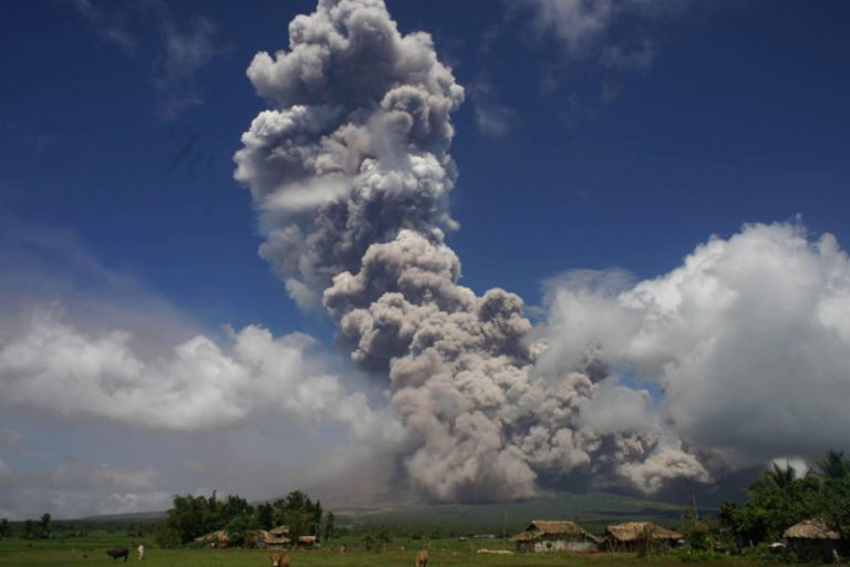 爆發在即 菲國馬永火山蒸氣柱高達1萬公尺