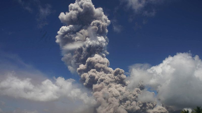 爆发在即 菲国马永火山蒸气柱高达1万公尺