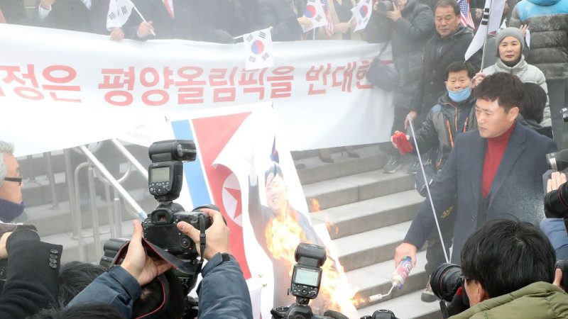 玄松月访韩遇抗议 民众持喷枪烧“元帅”