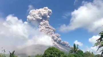 菲律宾火山喷发 四万多人撤离