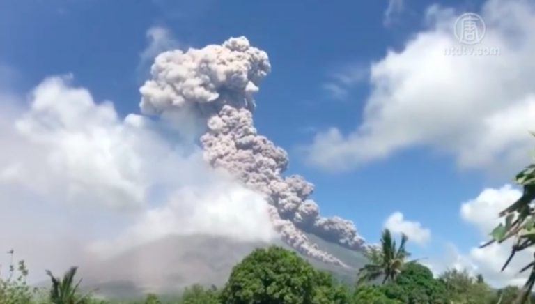 菲律賓火山噴發 四萬多人撤離