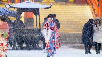 东京罕见积雪交通混乱 逾700人伤 9千旅客滞留机场