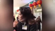 太囂張！成都女偷竊護膚品被逮後對店員又打又咬（視頻）
