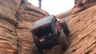 挑戰極限！他將吉普車垂直開上岩壁