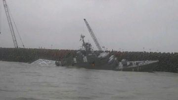 伊朗軍艦撞防波堤翻側 進水沉沒