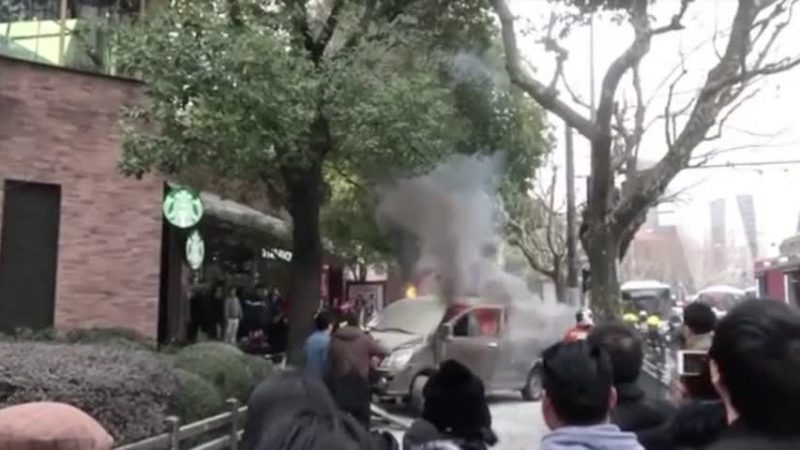 上海黃浦區汽車衝上人行道18人傷