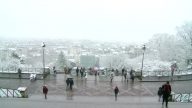 法国迎来大范围降雪 巴黎市银装素裹