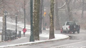 雨夾雪襲紐約 通勤困難 庫默橋連環車禍