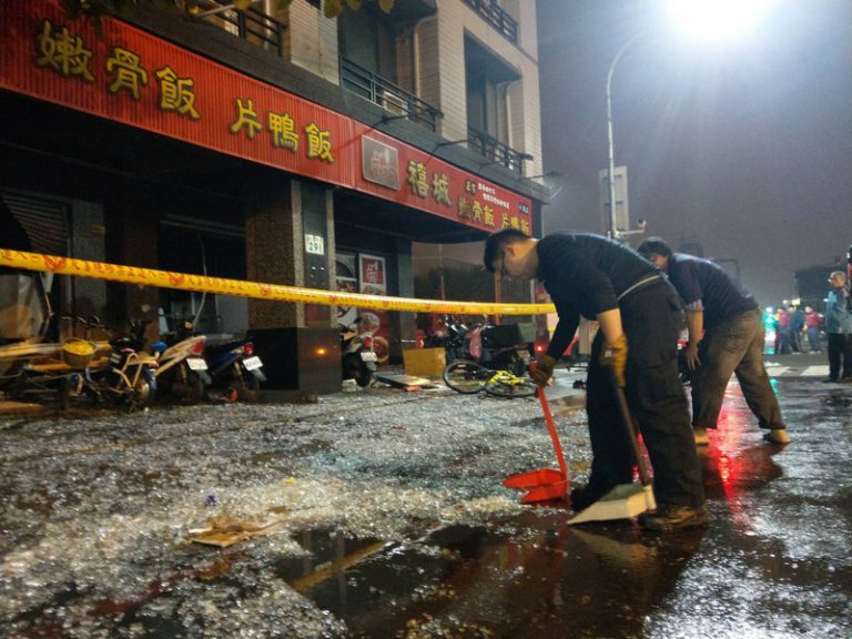 高雄便當店氣爆驚人 現場找到12支未爆炸瓦斯桶