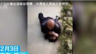 冷血！粤少女遭老汉当街扑倒猥亵 路人拍片不制止