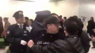 党媒翻脸 机场唱歌“爱国群众”被骂无理取闹