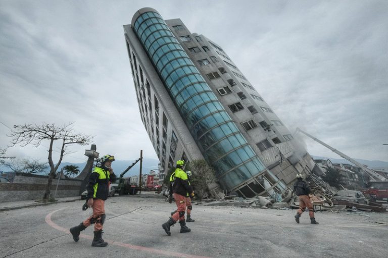翠堤大樓脫困住戶：不到幾秒鐘就倒了！