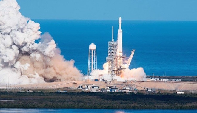 史上最強火箭首飛成功！太空跑車傳回圖像