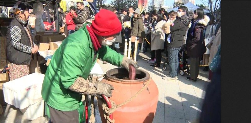 吃烤地瓜泡温泉水 日本冬季双重享受