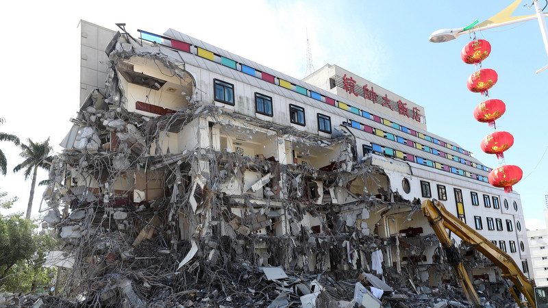 擁41年歷史統帥飯店 拆除再度崩塌(視頻)