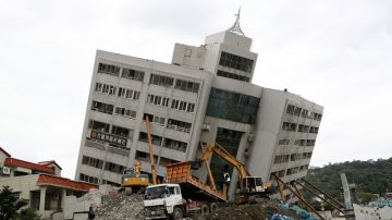 翠堤2陸客遺體遭大梁壓住 家屬同意啟重機開拆(視頻)