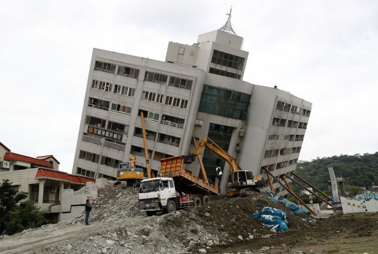 翠堤2陸客遺體遭大梁壓住 家屬同意啟重機開拆(視頻)