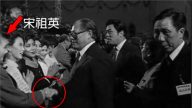 江泽民“春晚”不请自到 紧握宋祖英手不愿撒开