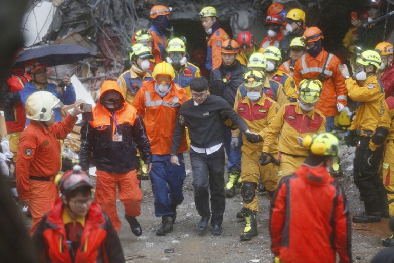 地震受困15小時 統帥員工想啃櫃台木頭保命