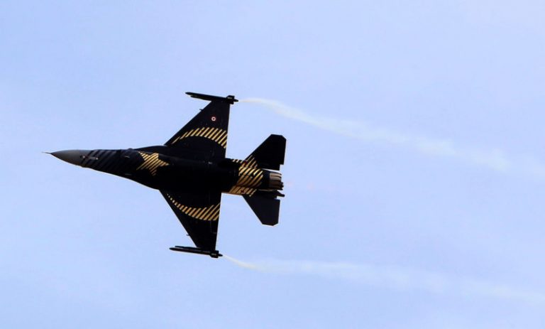 駐日美軍F-16戰機疑引擎起火 急拋2個副油箱(視頻)