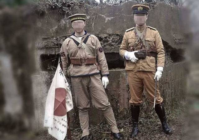 南京碉堡前兩男扮日本軍人拍照 被轟腦子有病