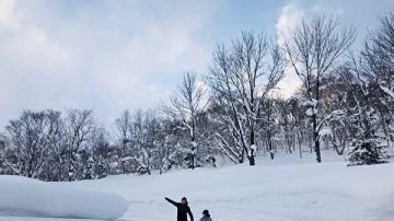 黄晓明与家人雪地牵手 小海绵大个儿成焦点