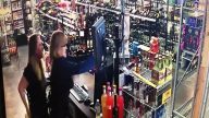 美俄州歹徒持槍搶劫 母女英勇反撃匪徒(視頻慎入)