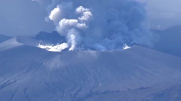 日本新燃岳火山喷发 浓烟冲上2300米