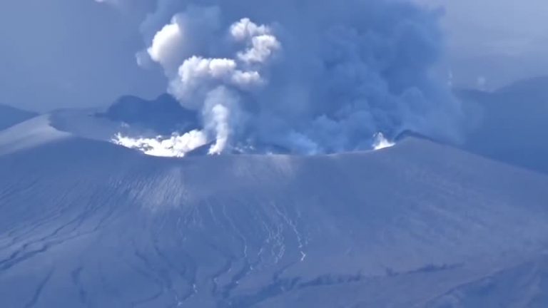 日本新燃岳火山噴發 濃煙衝上2300米