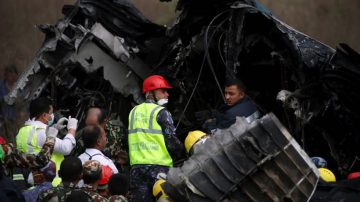 客機降落尼泊爾機場起火 至少50人死